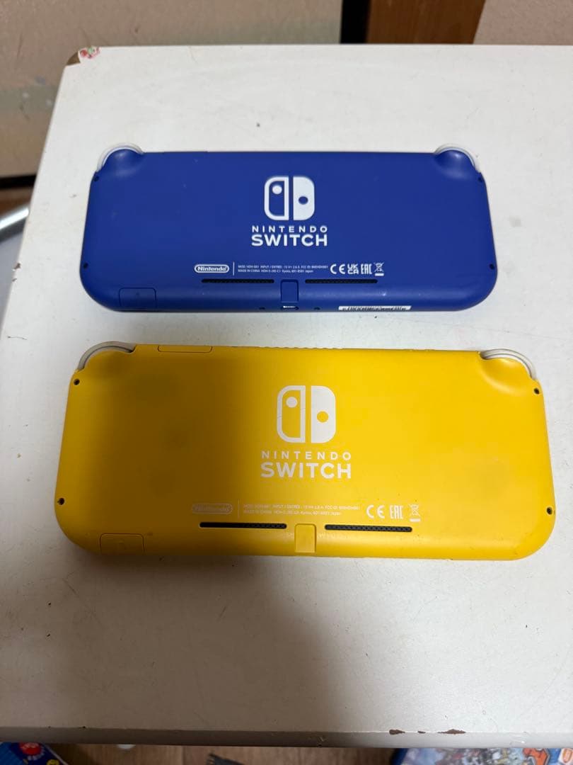 任天堂　スイッチライト　HDH-001イエローとブルー、アダプター付き