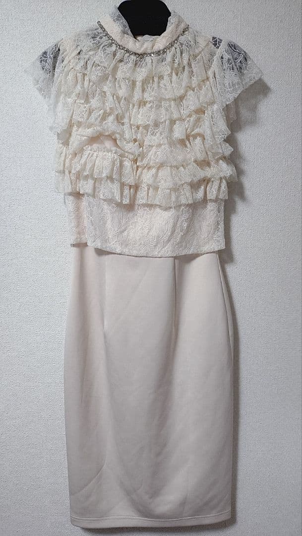 【ヴュート】フロントレースフリルビジューハイネックミディアムドレス