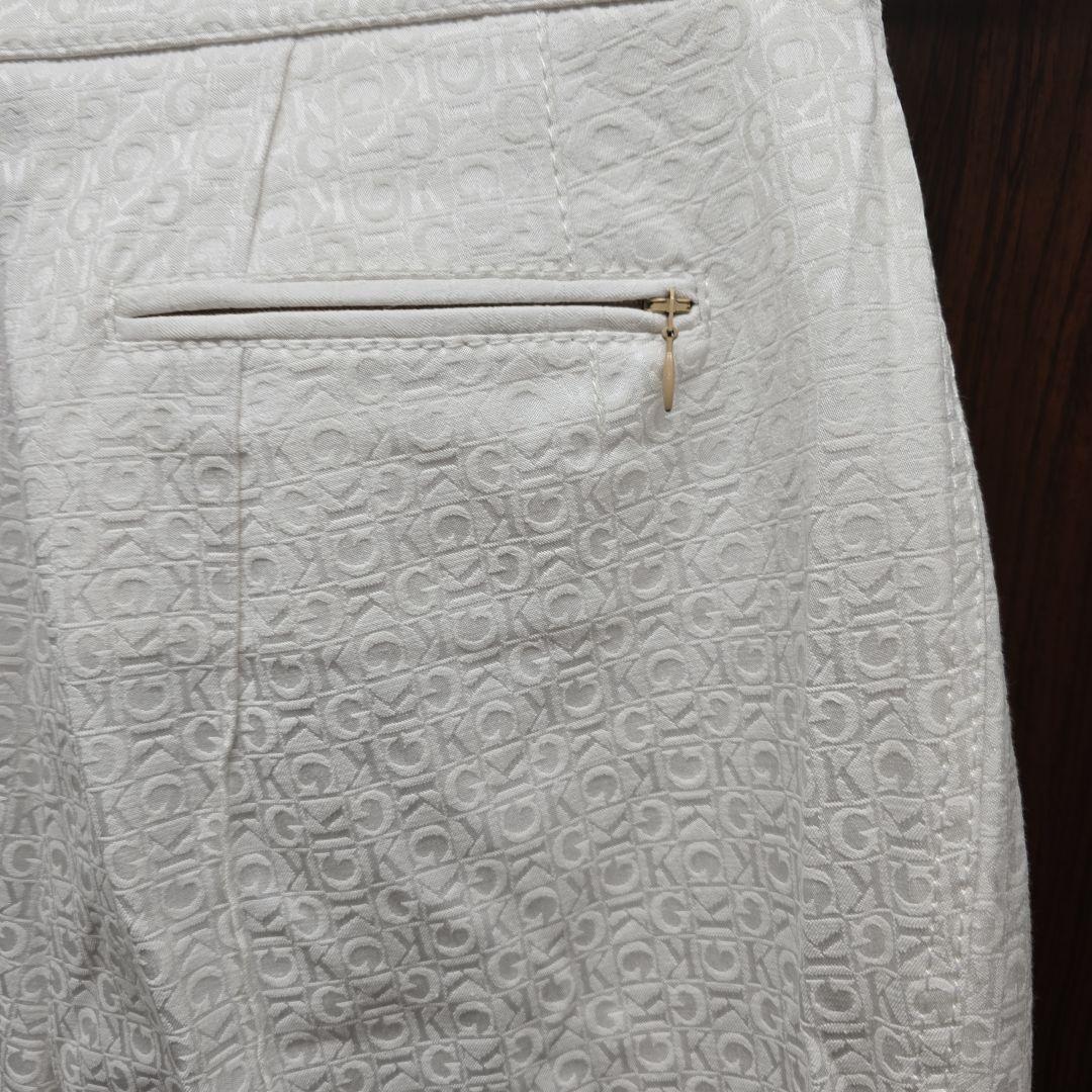 ホワイト ロゴ入り カジュアルパンツ