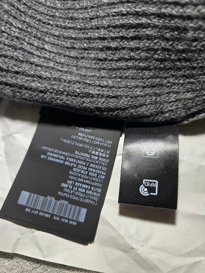 PRADA 　グレー 　ニット帽　ビーニー　トライアングルロゴ
