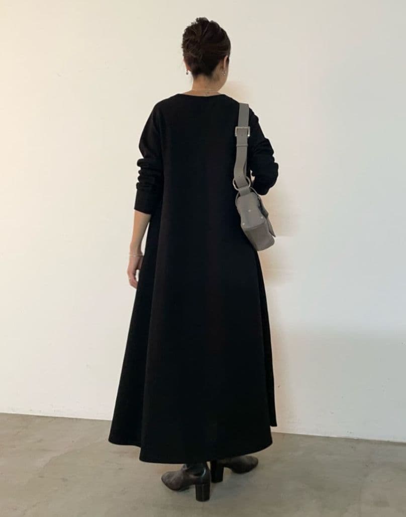 31900円　今季新品タグ付　ビアズリー　裏毛　フレア　ロング ワンピース　黒１