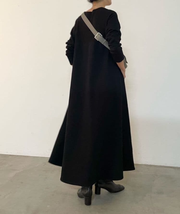 31900円　今季新品タグ付　ビアズリー　裏毛　フレア　ロング ワンピース　黒１