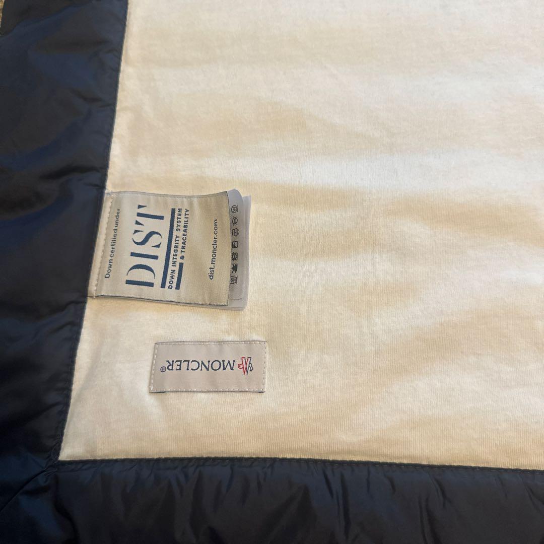 モンクレール ブランケット　ネイビー　23AW ワッペン　ダウン　膝掛け