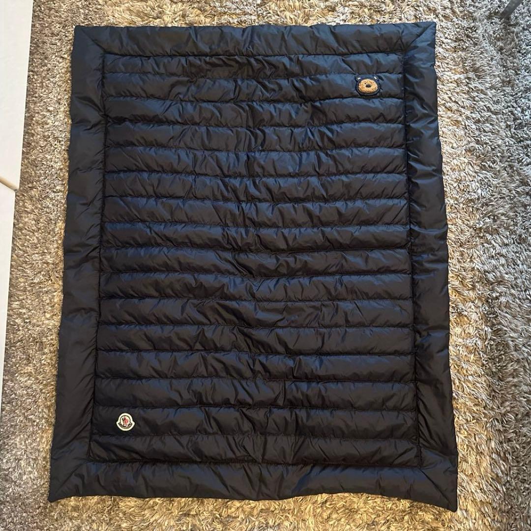モンクレール ブランケット　ネイビー　23AW ワッペン　ダウン　膝掛け