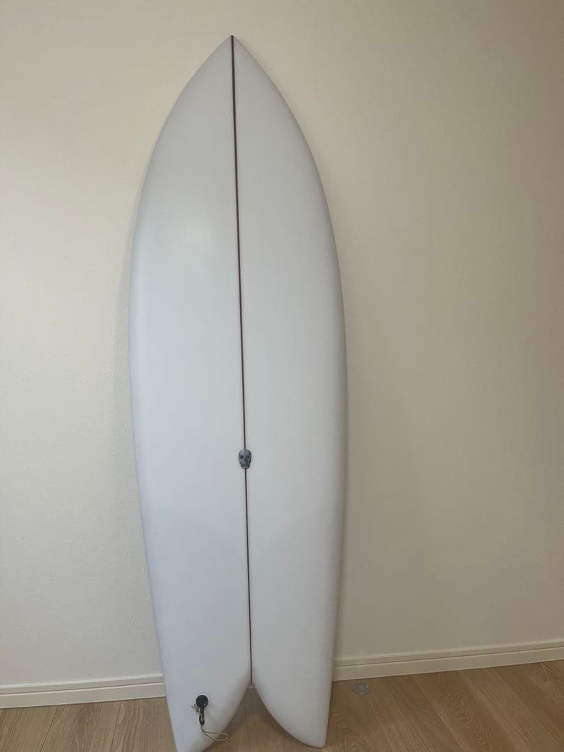 ホワイトショートボード 5’6 スカルロゴ付き