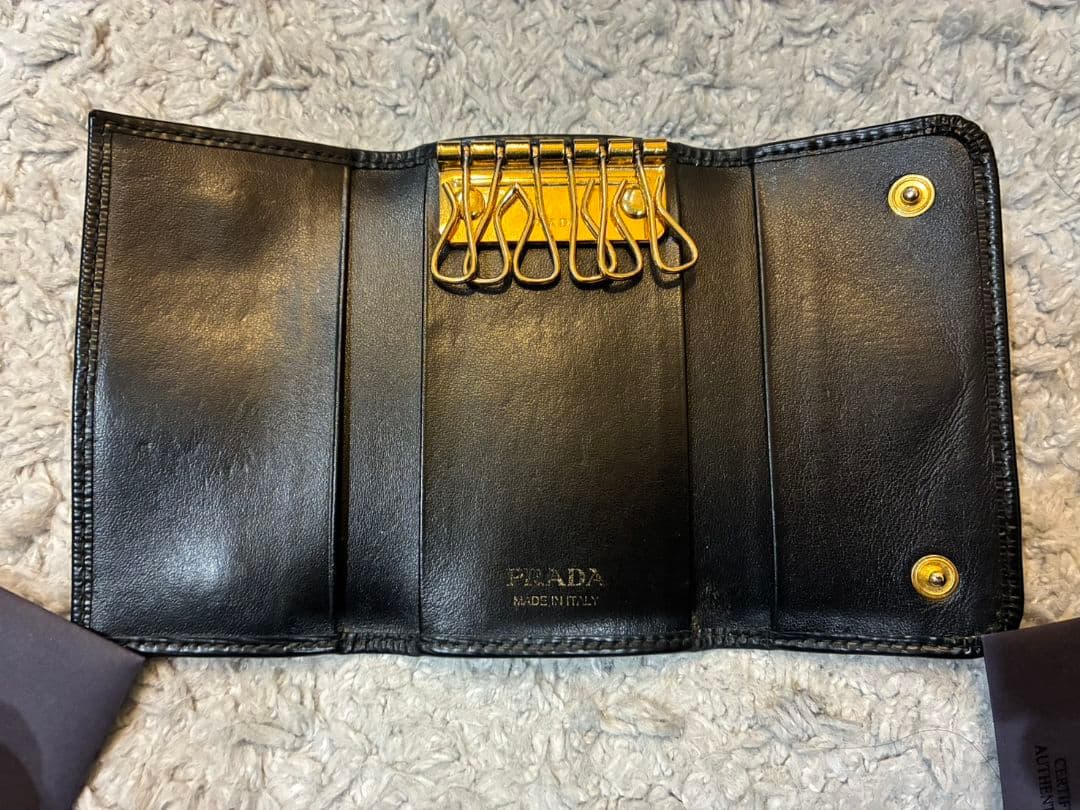 PRADA プラダ レザー 6連キーケース 黒 　箱．カード付