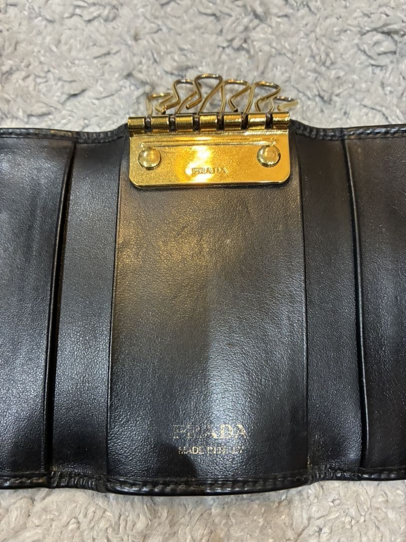 PRADA プラダ レザー 6連キーケース 黒 　箱．カード付