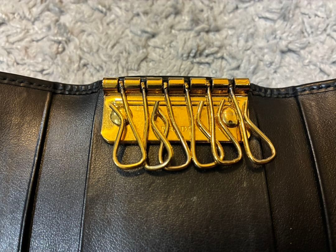 PRADA プラダ レザー 6連キーケース 黒 　箱．カード付