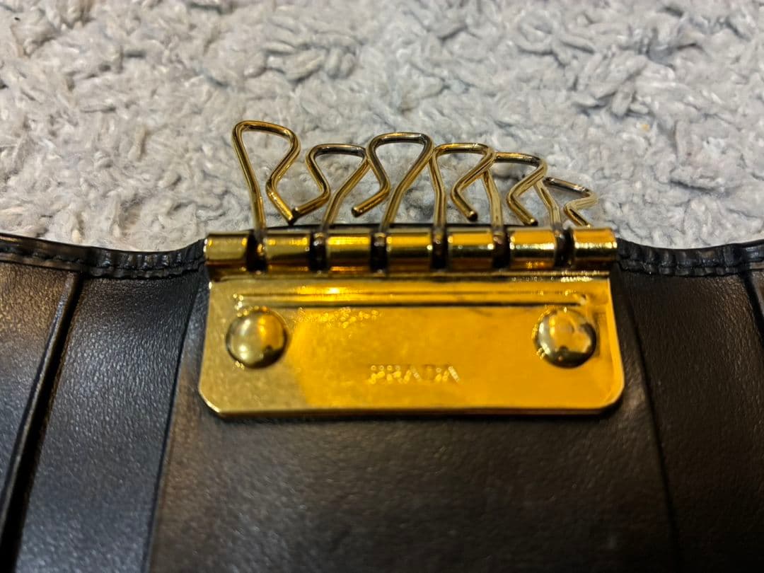 PRADA プラダ レザー 6連キーケース 黒 　箱．カード付
