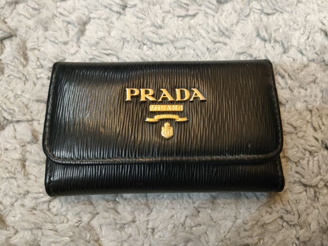 PRADA プラダ レザー 6連キーケース 黒 　箱．カード付