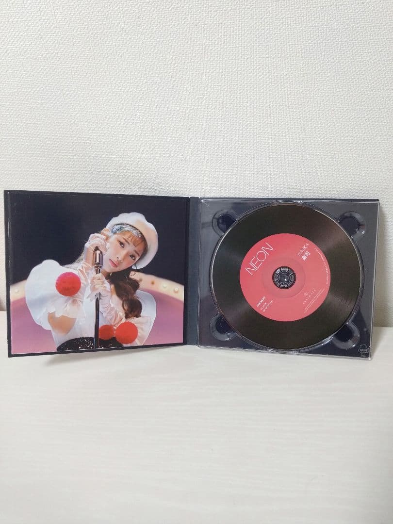 YUKIKA　寺本來可　韓国　NEON サイン入りCD 　LOONA 今月の少女