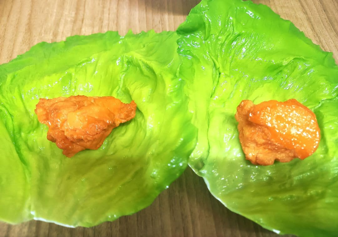 食品サンプル醤油唐揚げ20個、レタス2枚