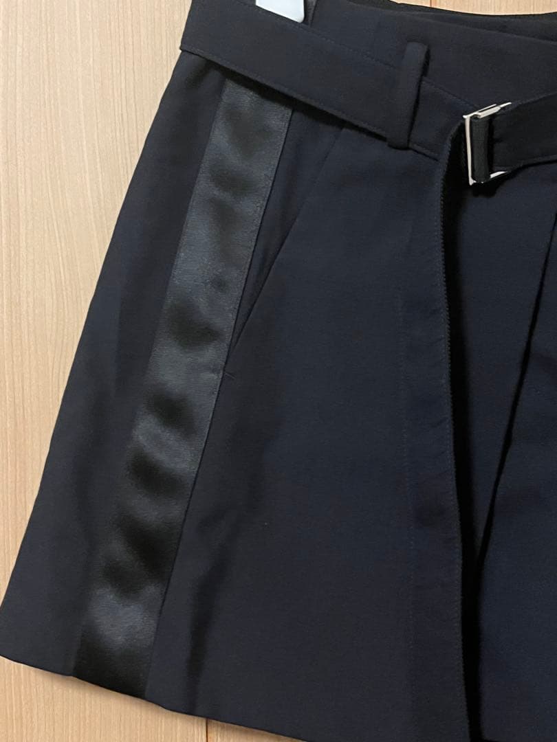 黒 ベルト付きショートパンツ