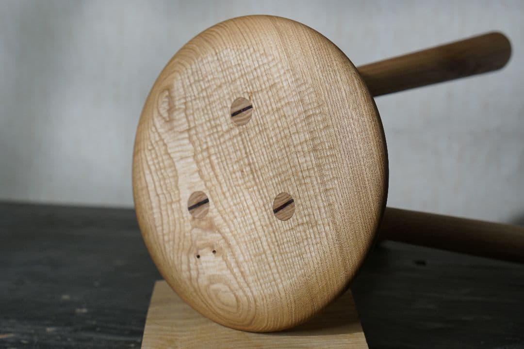 無垢な栗の木スツール