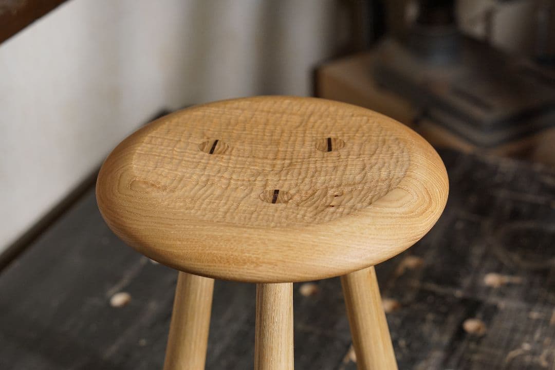 無垢な栗の木スツール