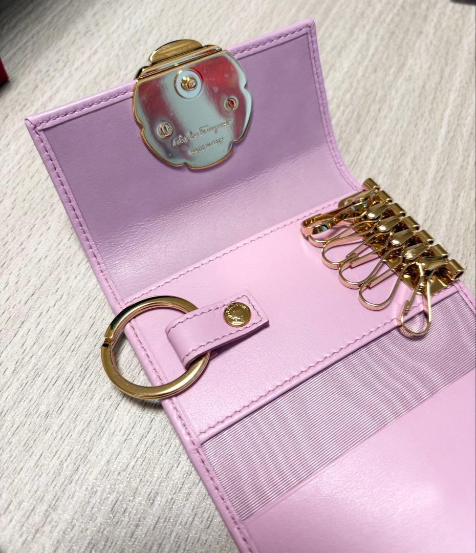 【新品】フェラガモ フラワーバックル6連キーケースラベンダーピンク
