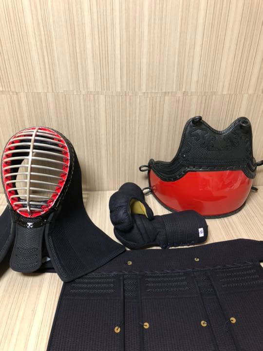 ☆剣道　希少サイズ　幼年用　赤胴　ヘリ折り返し　新品　胴紐付き☆