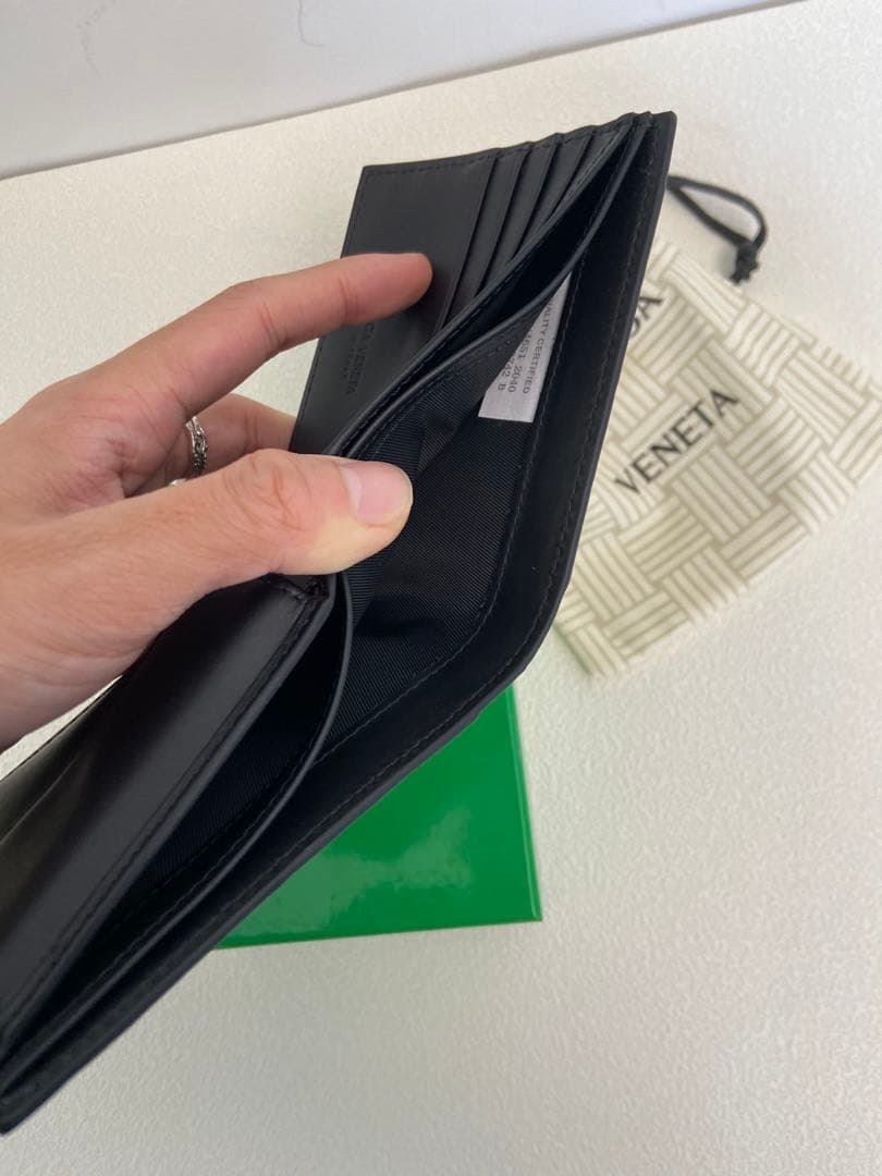 美品✨送料込み Bottega Veneta ブラックレザー二つ折り財布