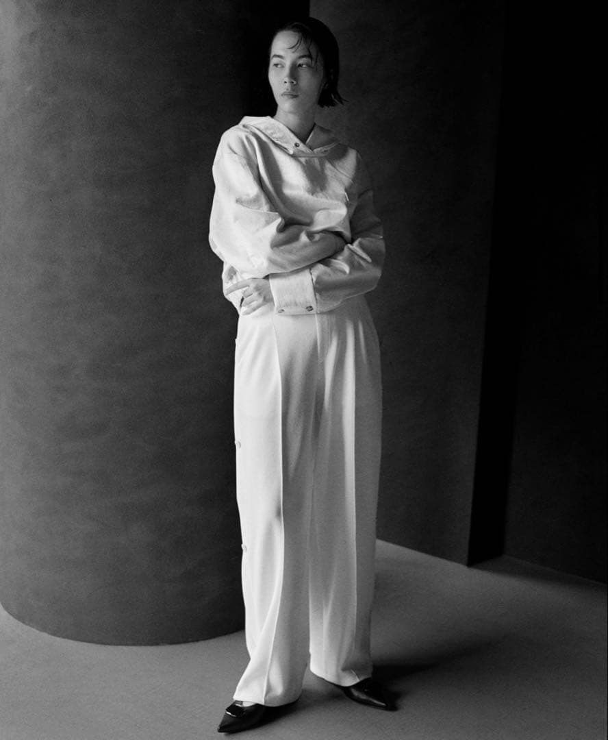 Waltz サテンクロップドフーディ