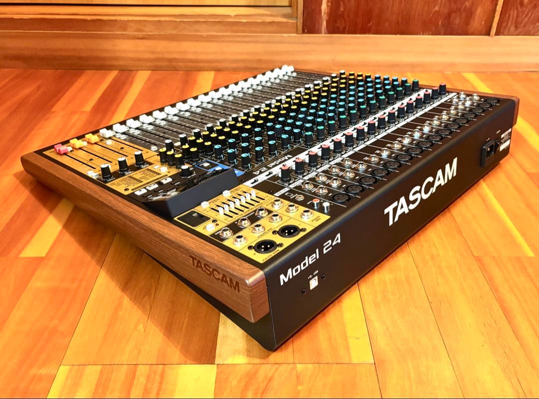 【未使用品】TASCAM ミキサー Model24 特注ハードケース付