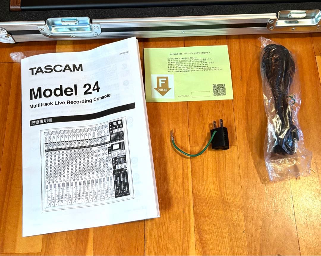 【未使用品】TASCAM ミキサー Model24 特注ハードケース付
