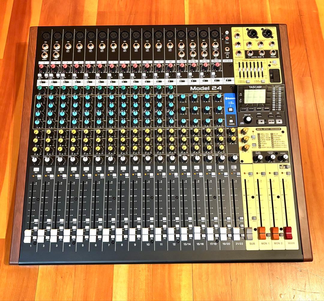 【未使用品】TASCAM ミキサー Model24 特注ハードケース付
