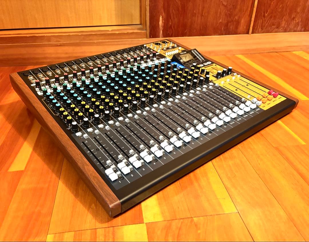 【未使用品】TASCAM ミキサー Model24 特注ハードケース付