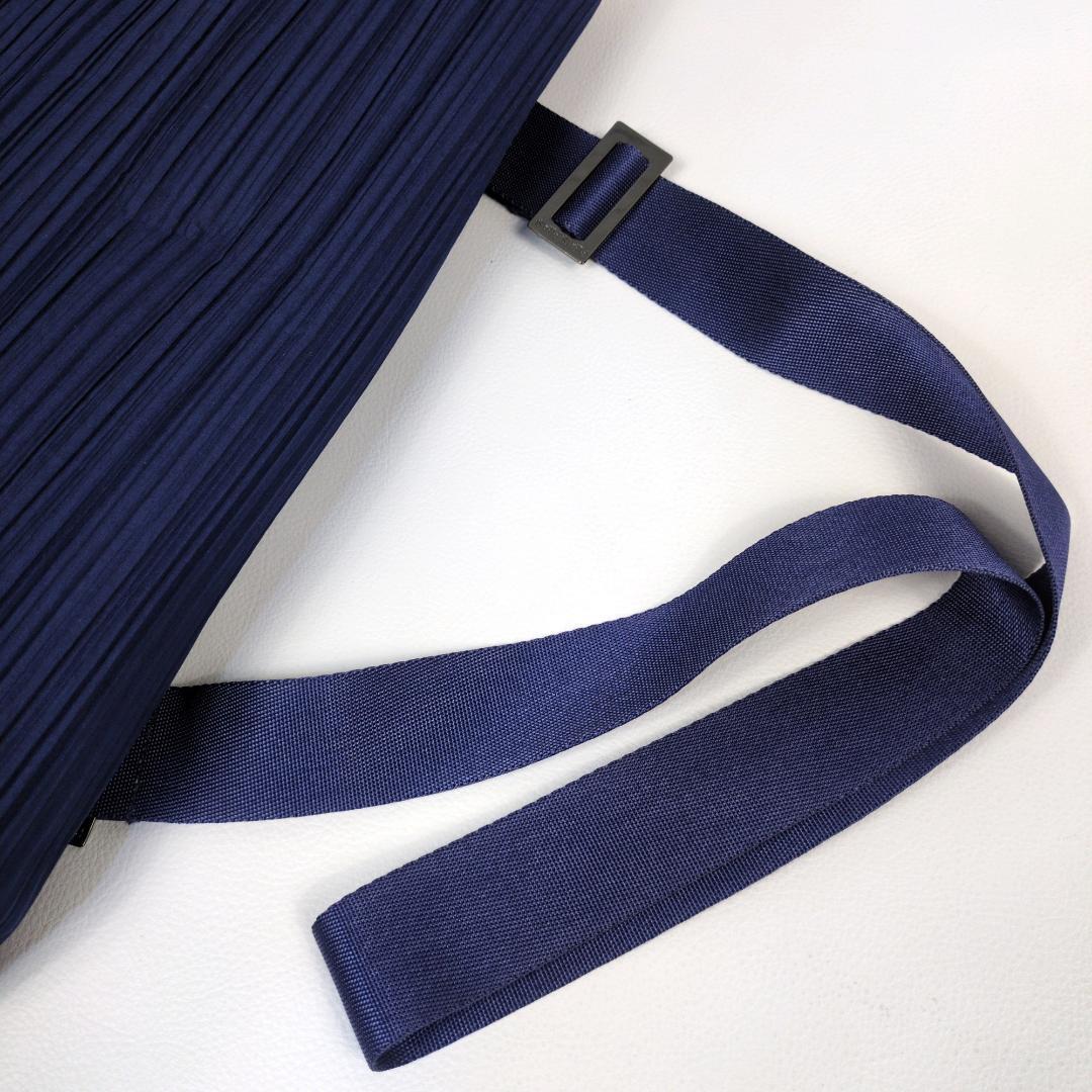 プリーツプリーズ メッセンジャーバッグ ショルダーバッグ イッセイミヤケ