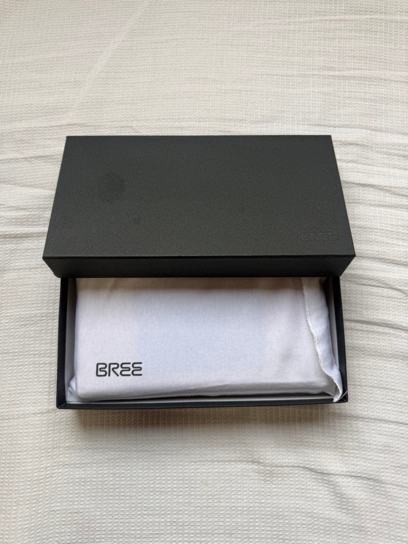 BREE ベージュと青の長財布