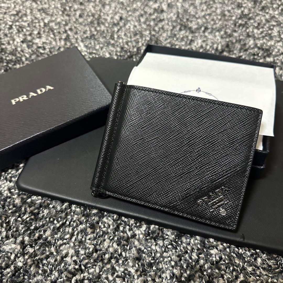 PRADA ブラック サフィアーノレザー マネークリップ　大人気商品