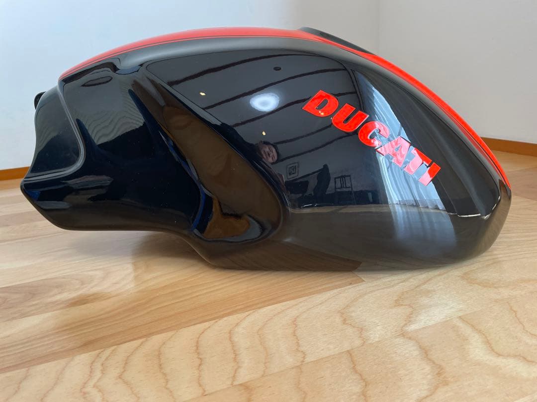 美品 ドゥカティモンスター S2R.S4R用タンク 樹脂製