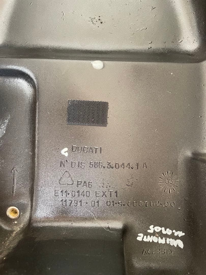 美品 ドゥカティモンスター S2R.S4R用タンク 樹脂製