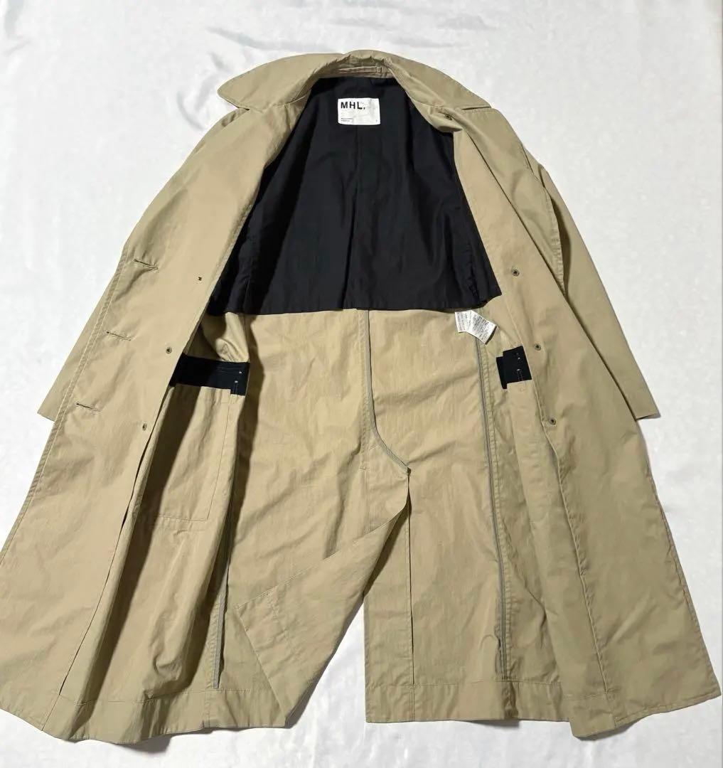 MHL. ドライワックスコットンナインロン トレンチコート ストーンベージュ