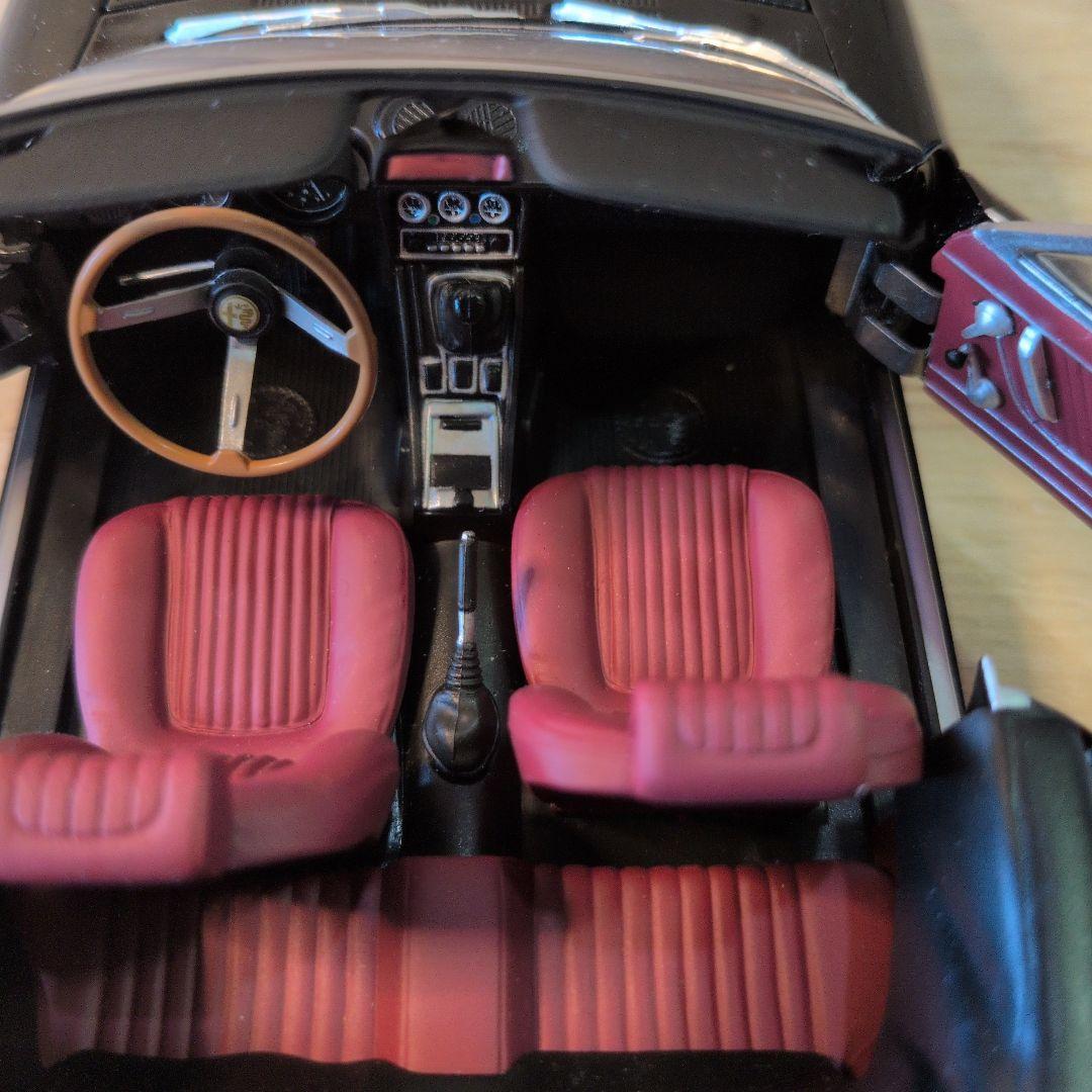 ミニカー ALFAROMEO 2000SPIDER 1970 1/18