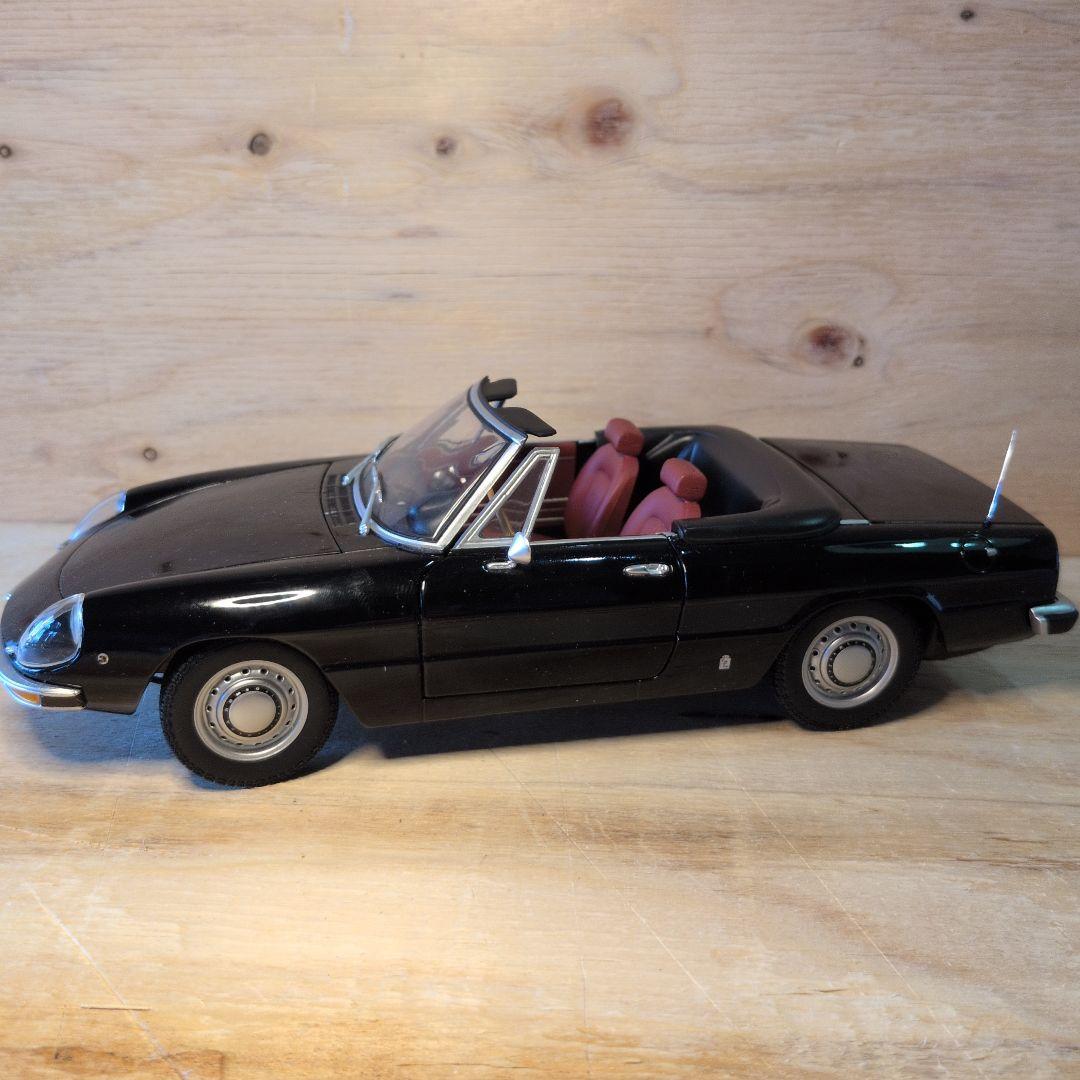 ミニカー ALFAROMEO 2000SPIDER 1970 1/18