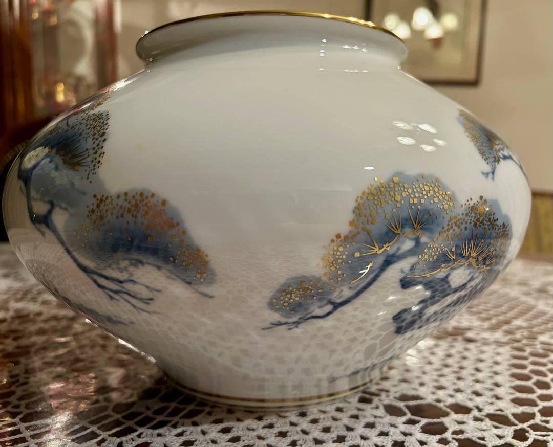 大倉陶園　皇室御用達　金彩老松　青と金の模様