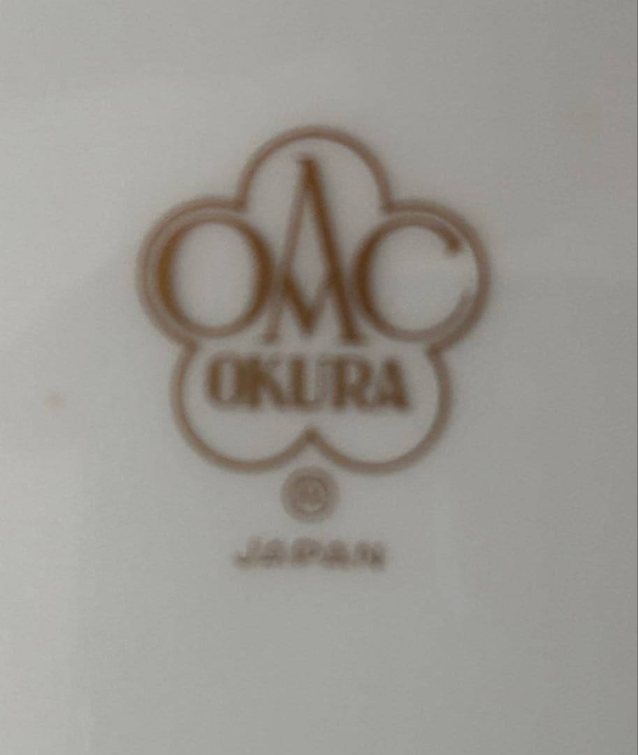 大倉陶園　皇室御用達　金彩老松　青と金の模様