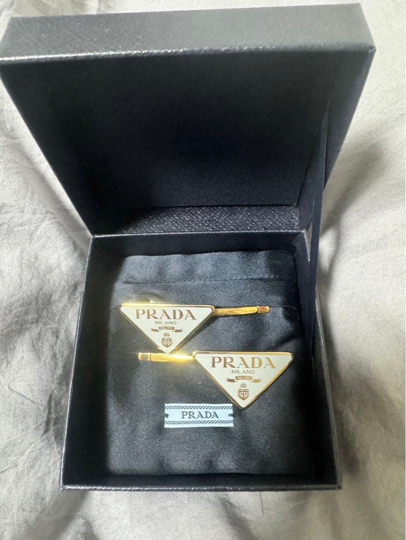 美品 PRADA プラダ メタルヘアピン パールグレー