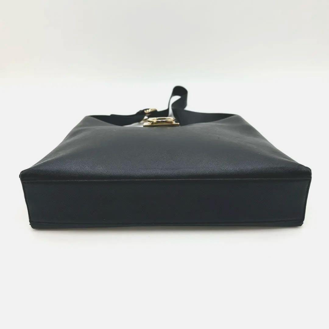 サルヴァトーレフェラガモ ガンチーニ ワンショルダーバッグ 黒 ゴールド金具