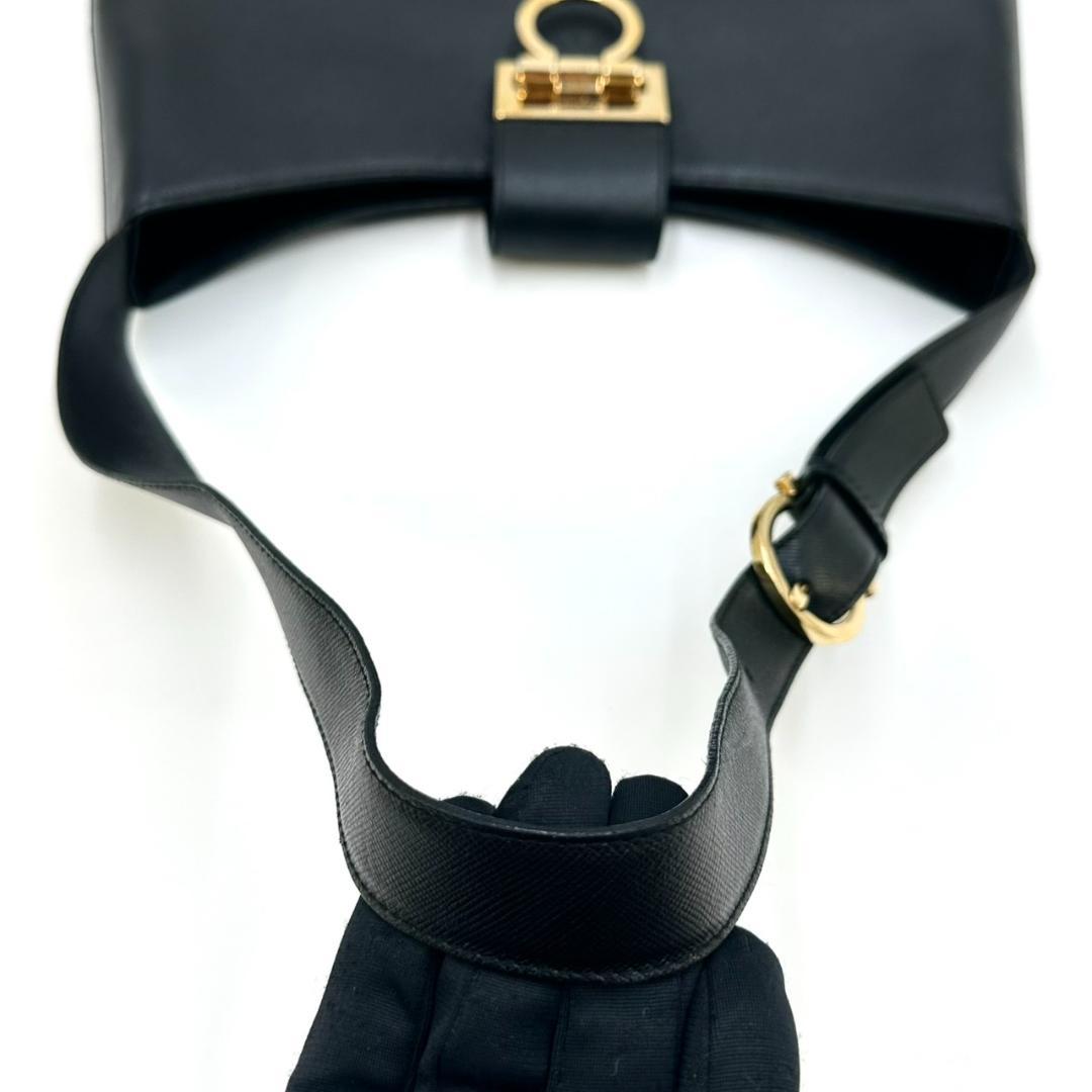 サルヴァトーレフェラガモ ガンチーニ ワンショルダーバッグ 黒 ゴールド金具