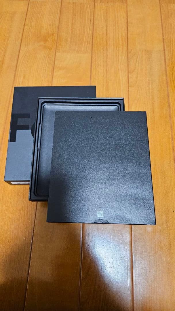 Galaxy Fold4 au版 箱とカバー付き