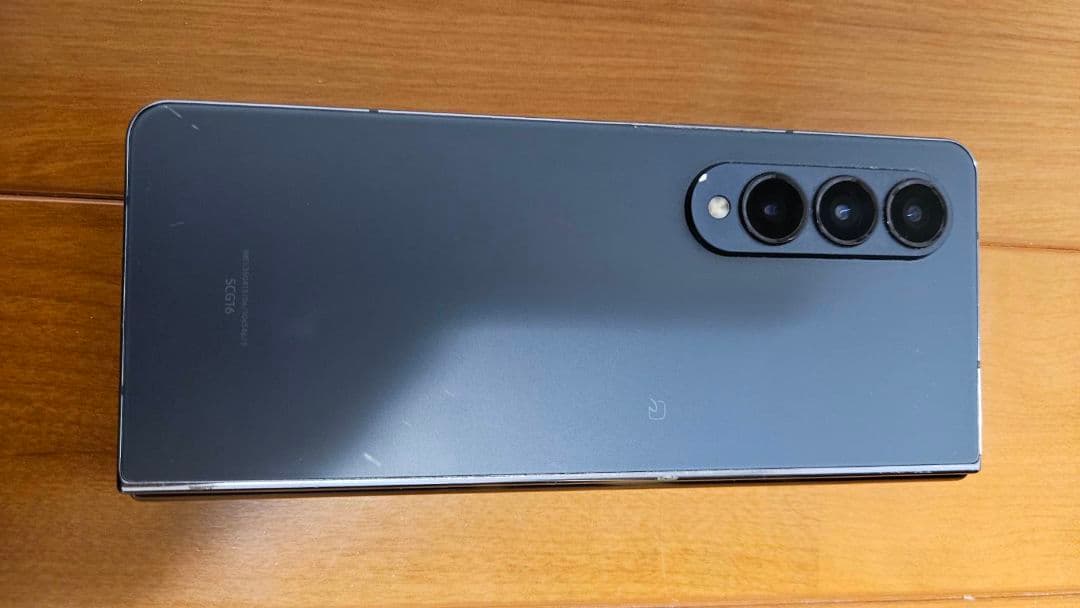 Galaxy Fold4 au版 箱とカバー付き