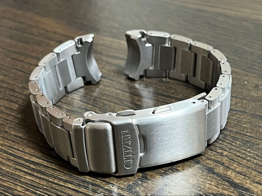 CITIZEN スーパーチタニウム シルバー 金属ベルト 調整可能　幅20mm