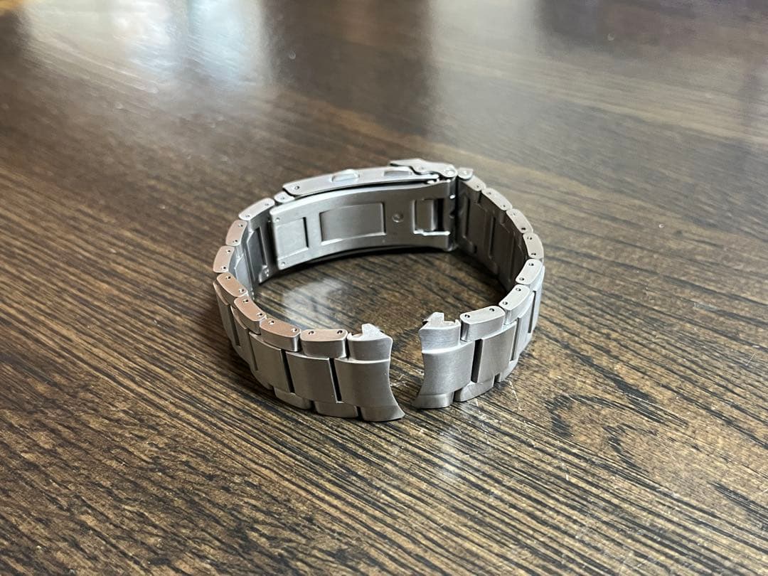 CITIZEN スーパーチタニウム シルバー 金属ベルト 調整可能　幅20mm