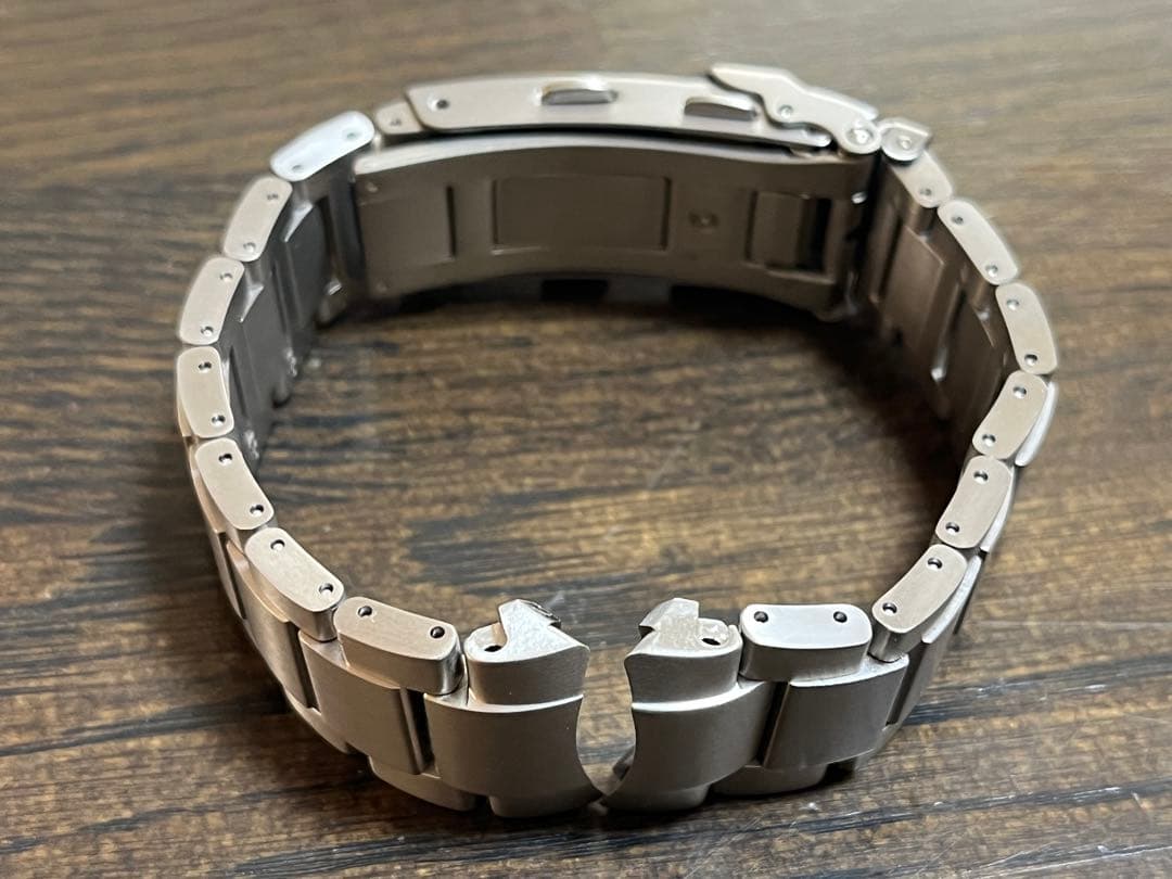 CITIZEN スーパーチタニウム シルバー 金属ベルト 調整可能　幅20mm