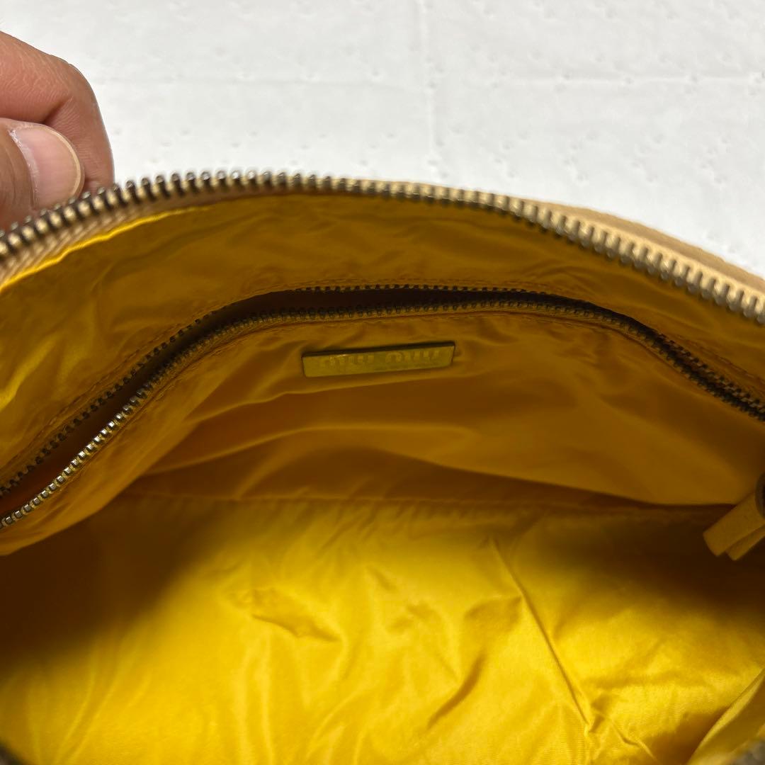 miu miu ベージュ レザー ショルダーバッグ