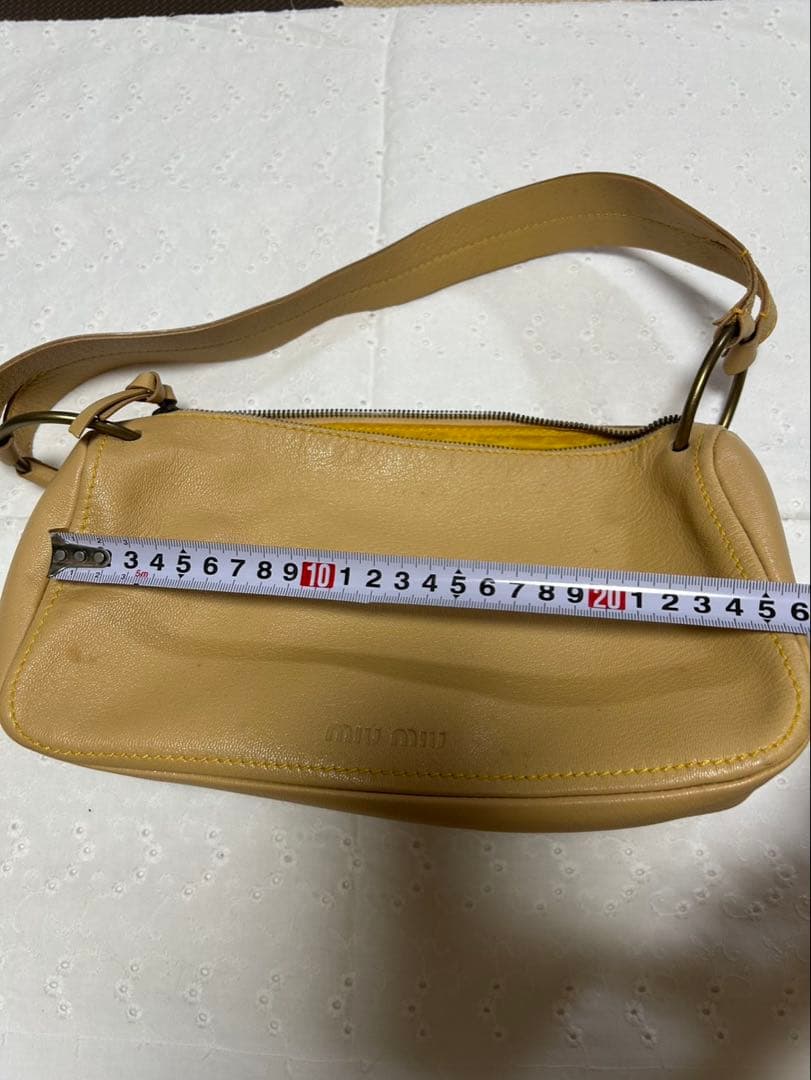 miu miu ベージュ レザー ショルダーバッグ