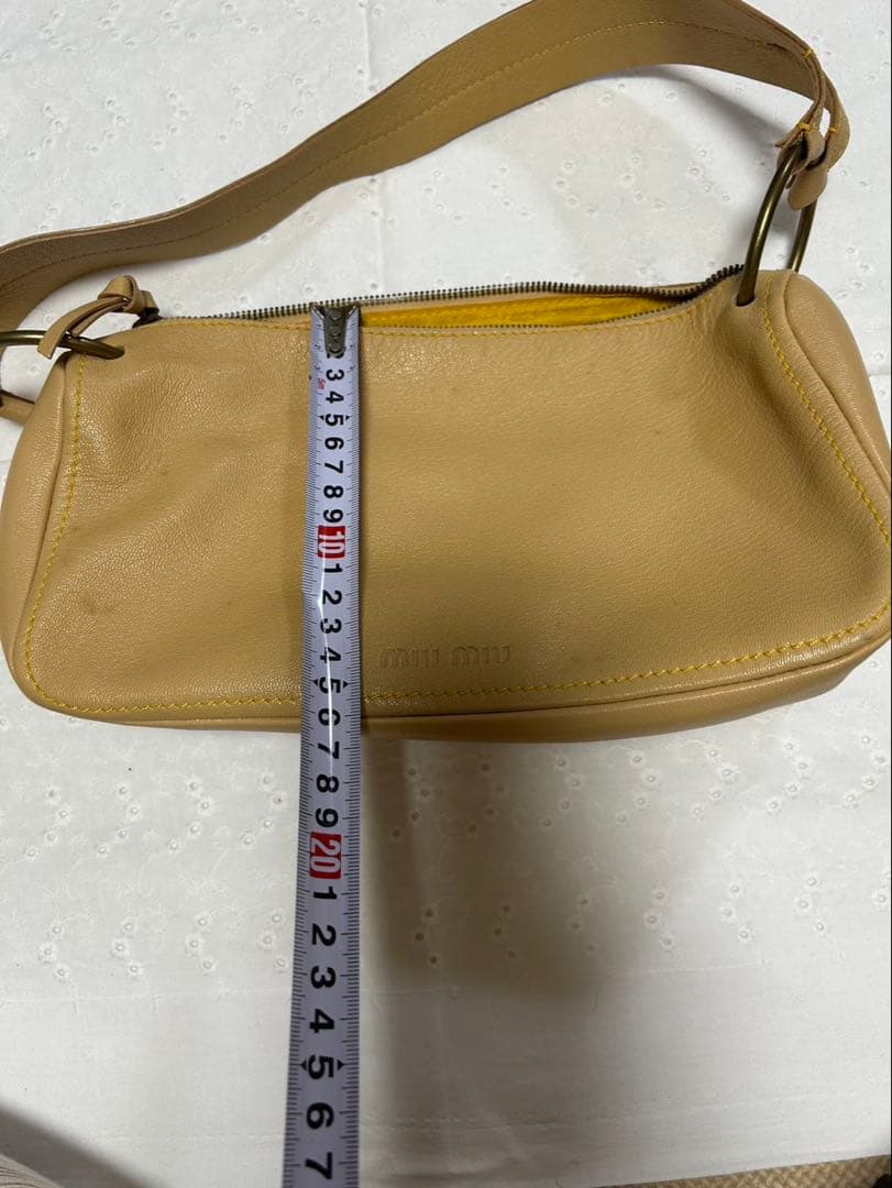 miu miu ベージュ レザー ショルダーバッグ
