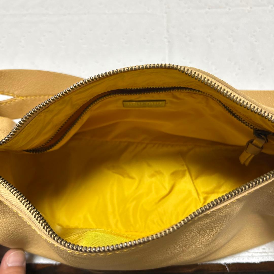 miu miu ベージュ レザー ショルダーバッグ