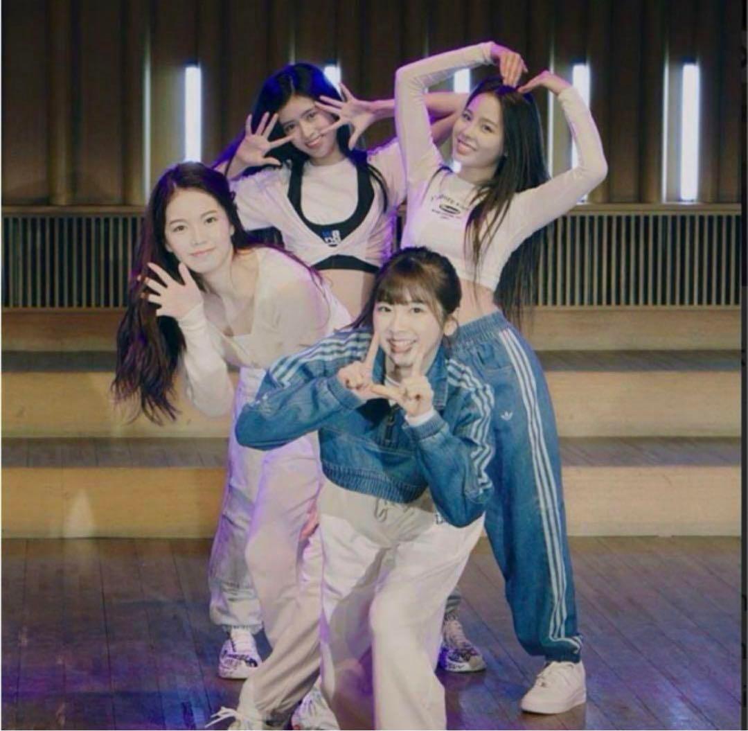 完売品 NiziUミイヒ着用モデル adidas ハーフジップデニムトップ